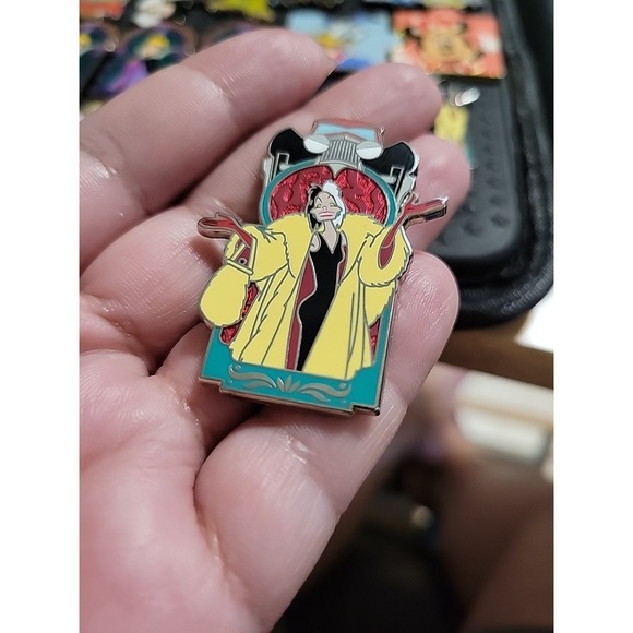 Disney Parks Villains Window Portrait Mystery Pin Cruella - Picture 5 of 5
